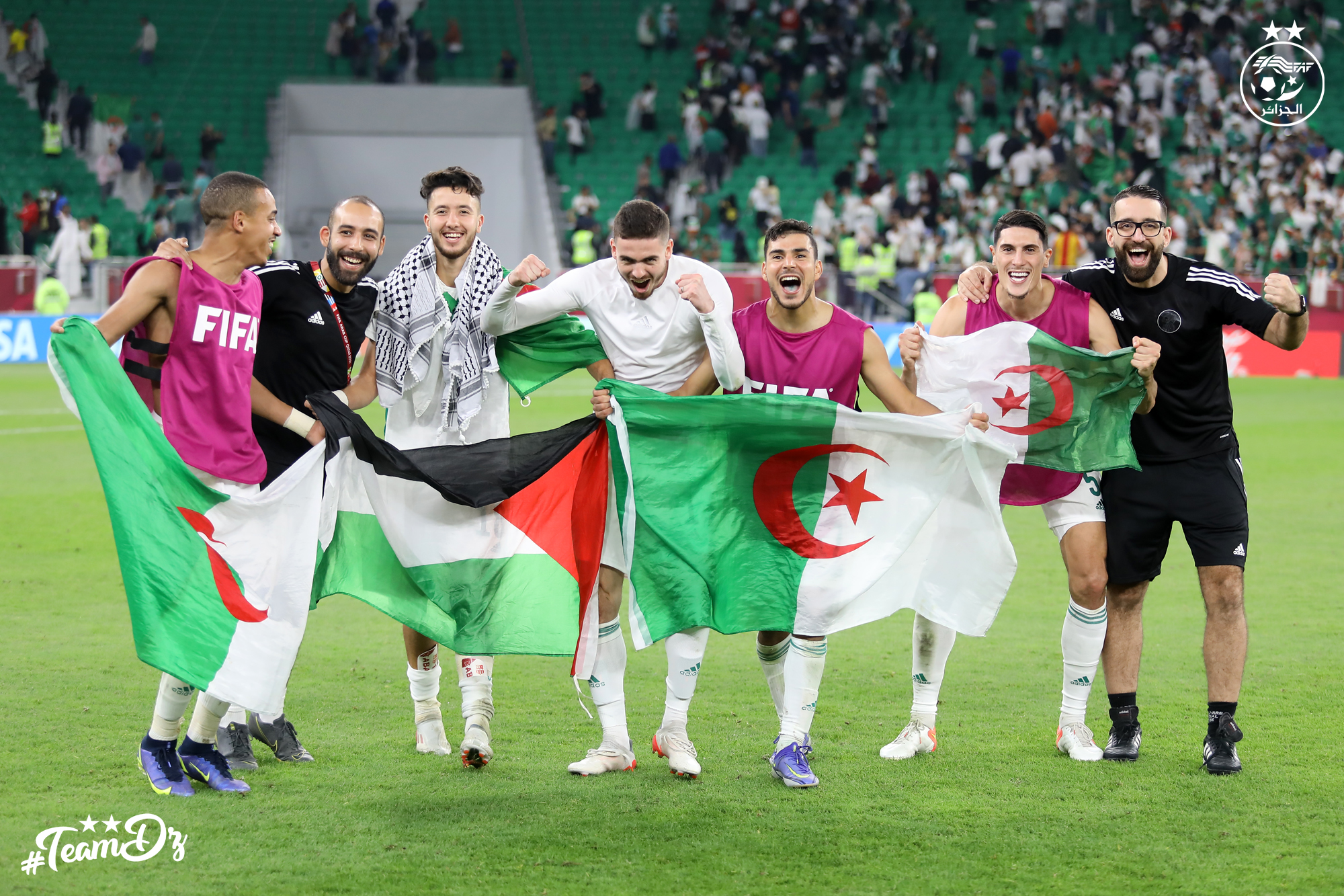 العلم الفلسطيني حاضر في احتفالات اللاعبين - جريدة أصداء الملاعب